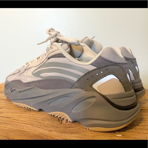 Yeezy 700 - Picture 4 of 12